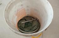 如何用废旧胶桶DIY钓鱼桶？