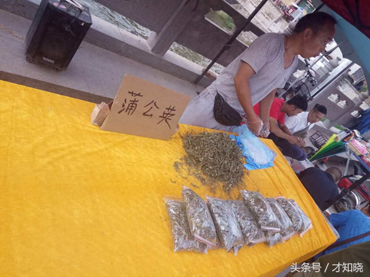 县城的淘宝街热闹非凡，男女老少都喜欢逛，据说当地人称之为狗市